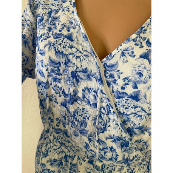 Altar'd State Flowy White & Blue trumpet sleeve V neck floral print SZ M casual - Picture 7 of 14